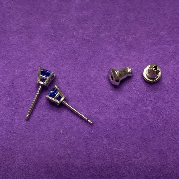 💛 Classic 14k White Gold Sapphire Stud Earrings - Picture 3 of 5